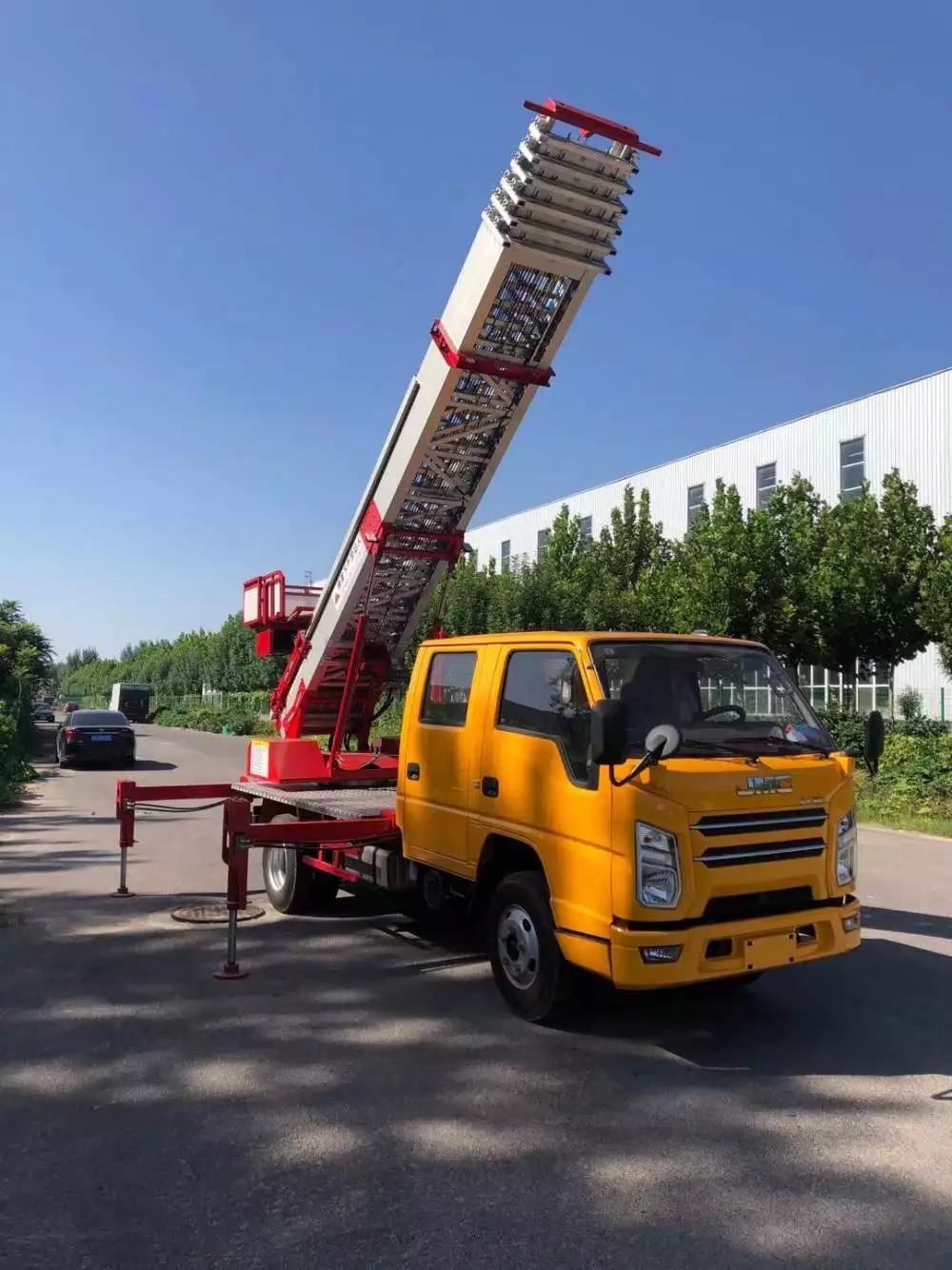 融安附近的云梯车出租服务：轻松解决高空作业需求