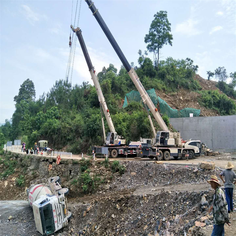 融安汽车掉沟里叫吊车救援要多少钱
